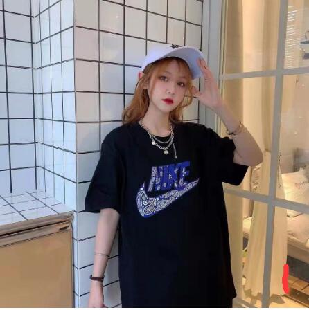 Tシャツ　　レディース　　　夏　　ファッション　　　Nike