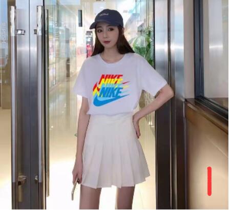 Tシャツ　　レディース　　夏　　ファッション　　Nike