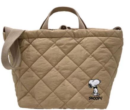 ショルダーバッグ  大容量　スヌーピー　便利　ファッション