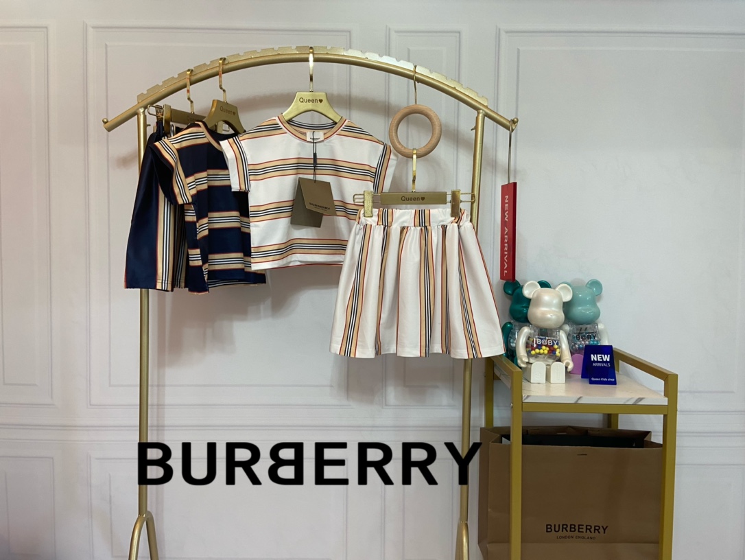 BURBERRY【バーバリー】　子供服　セットアップ　Ｔシャツ＋スカート　100-150cm