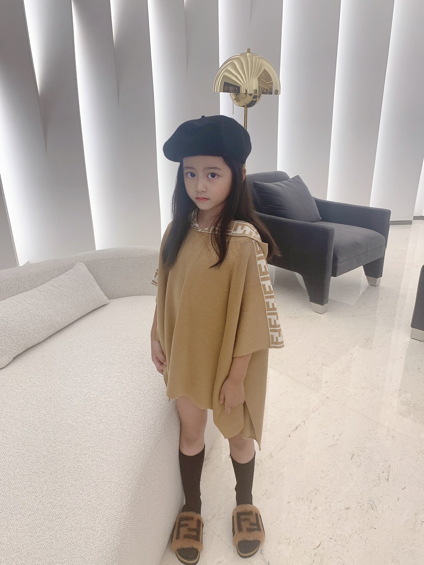 フェンディ FENDI  子供服　セーター  ショール   ケープ   90-160cm