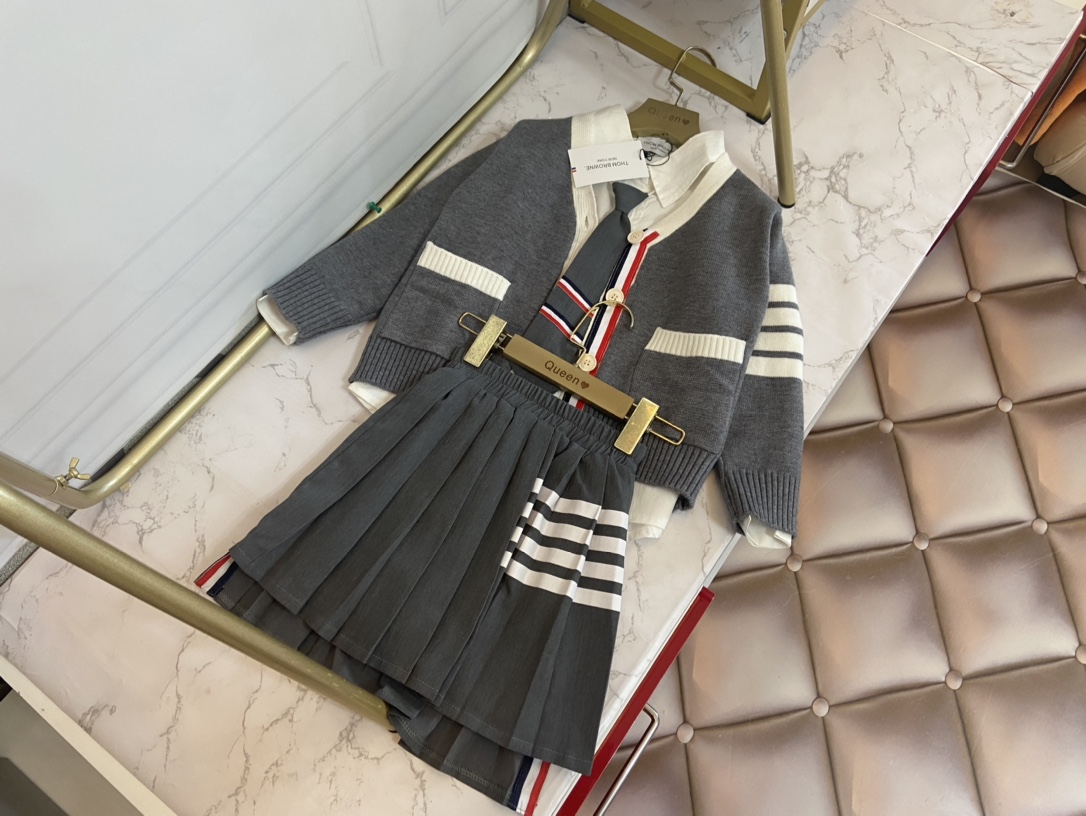 THOM BROWNE トムブラウン　セットアップ　春秋　ガール  カーディガン＋シャツ＋スカート＋ネクタイ　120-170cm