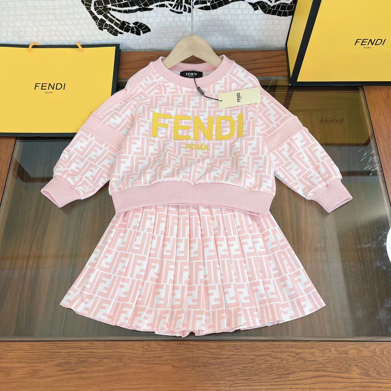 フェンディ FENDI 　子供服　セットアップ　女の子　長袖+スカート　110-160cm