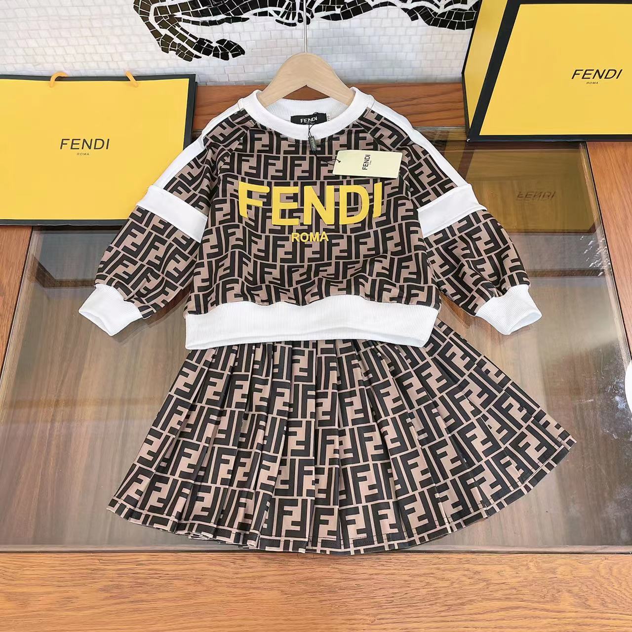フェンディ FENDI 　子供服　セットアップ　女の子　長袖+スカート　110-160cm