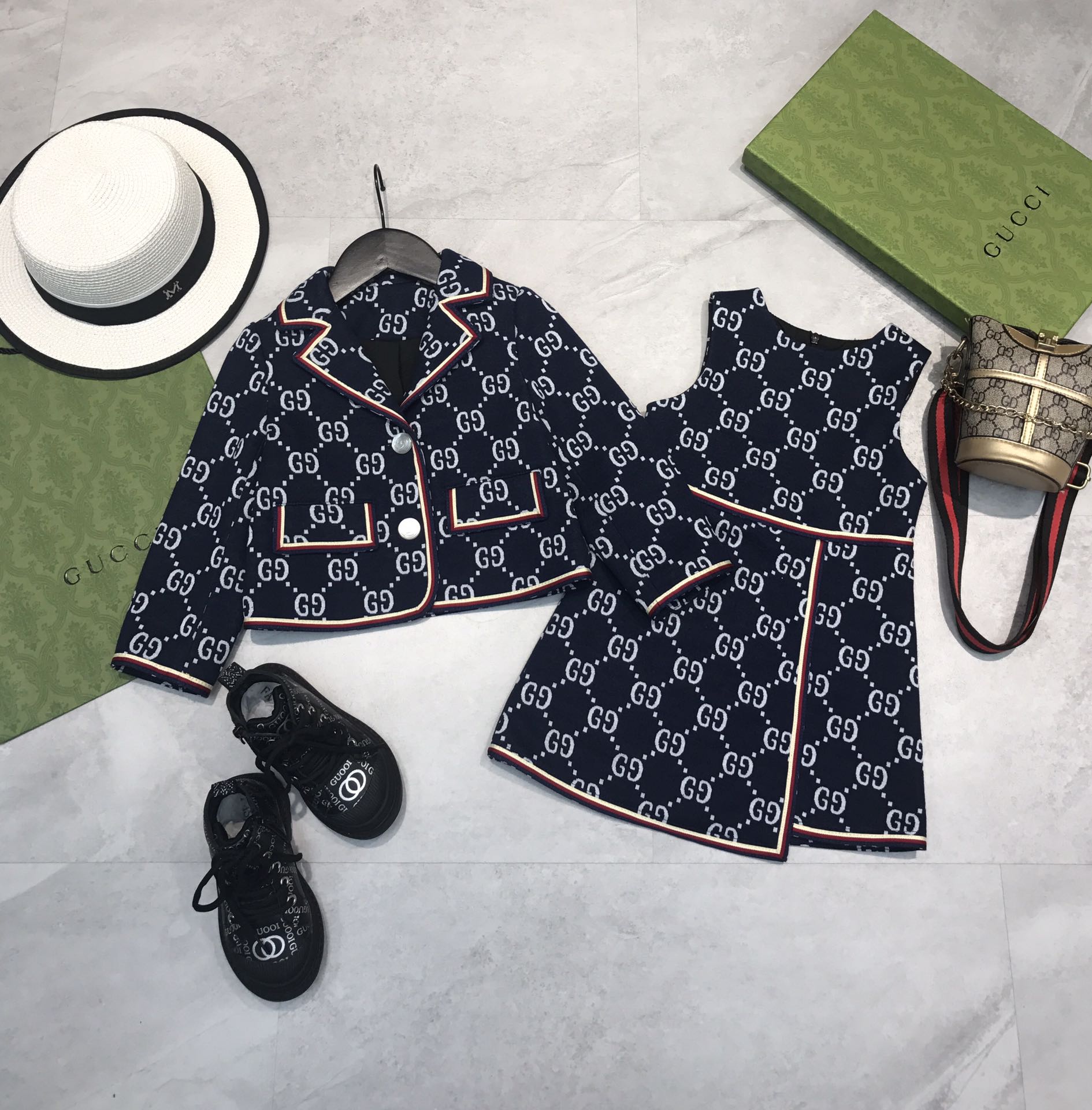 GUCCI【グッチ】 　子供服 セットアップ　　コート+ワンピース　　秋冬 　100-150cm